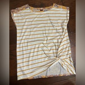 Ladies Dressbarn. Front and Back are different! Size Small